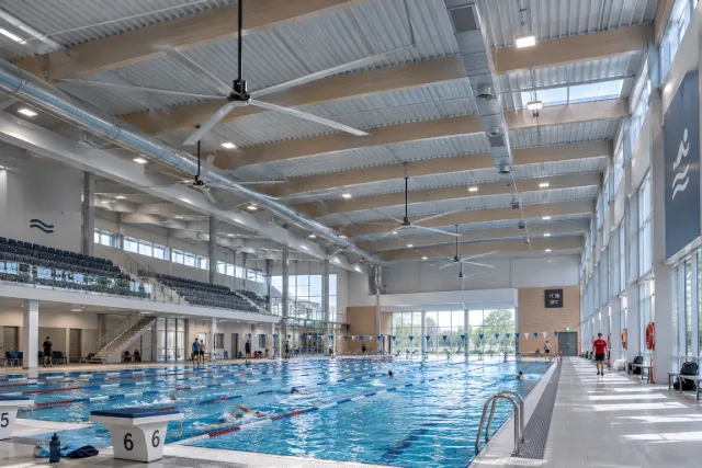 Ventiladores HVLS en una piscina cubierta